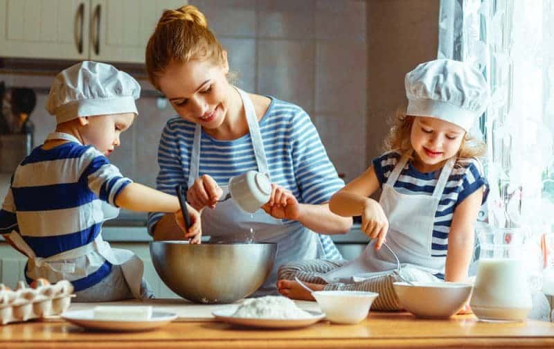 چگونه کودکان در آشپزخانه کمک کنند