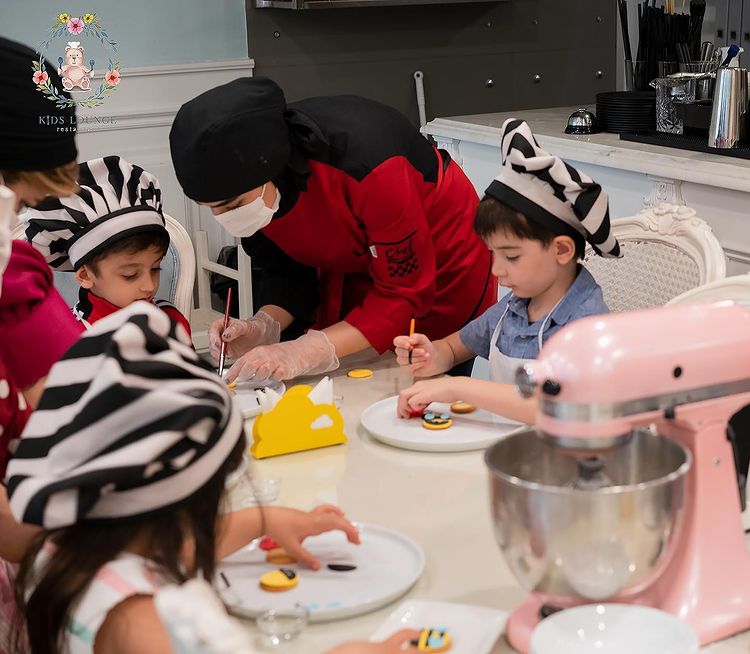 آموزش درست کردن کوکی و بیسکویت های خوشمزه در رستوران کودک کیدزلانژ برای کودکان عزیزتان